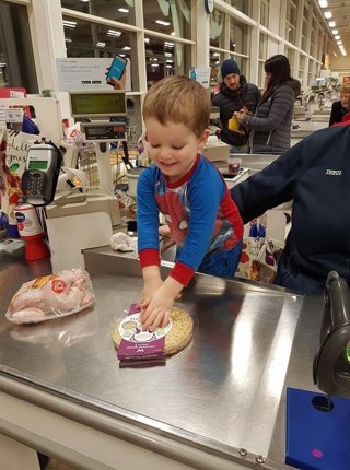 Niño con autismo pasa la compra por el escáner