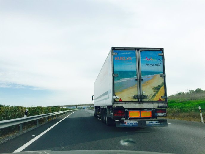 Camión que promociona el sector de las fresas en Huelva