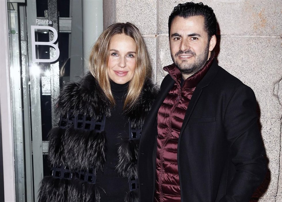 Emiliano Suárez acudió al desfile de Roberto Verino con su mujer./ Europa Press