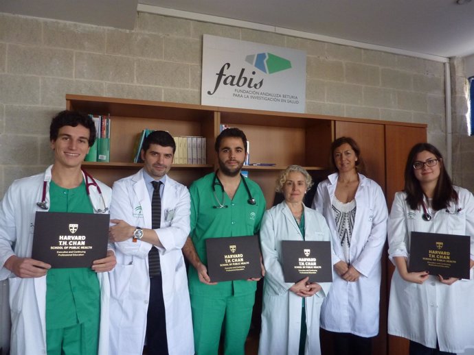 Entrega de títulos en el Complejo Hospitalario de Huelva a graduados en Harvard