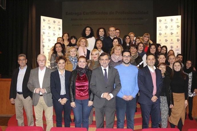 El diputado Ángel Escobar ha participado en la entrega de certificaciones.