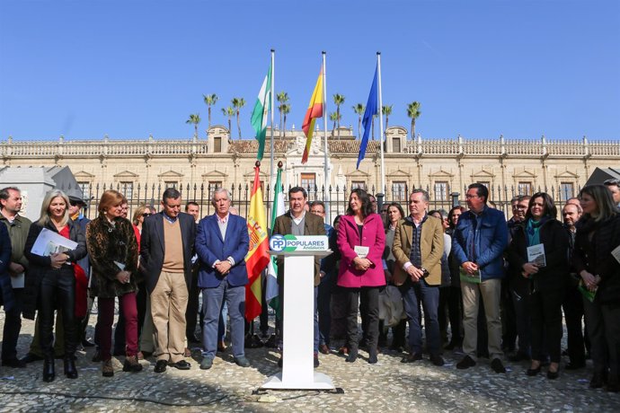 Acto del PP ante el Parlamento andaluz