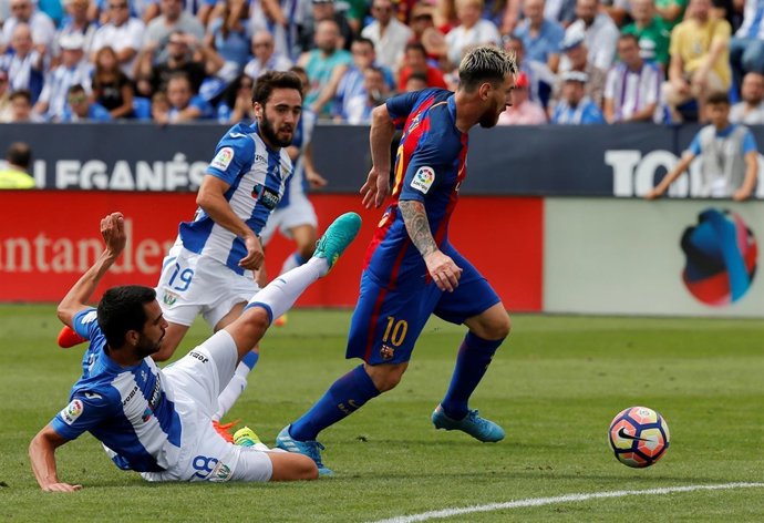 Lionel Messi ante Unai López y Pablo Insua en un Leganés-FC Barcelona