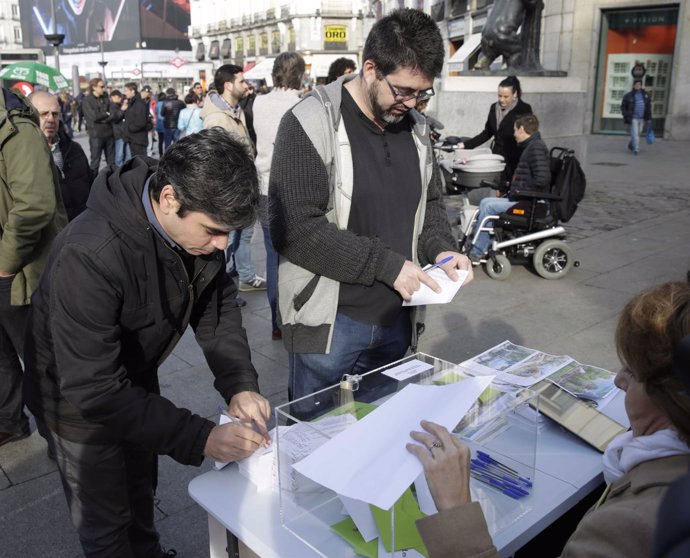 Jorge García Castaño y Carlos Sánchez Mato votan en Sol