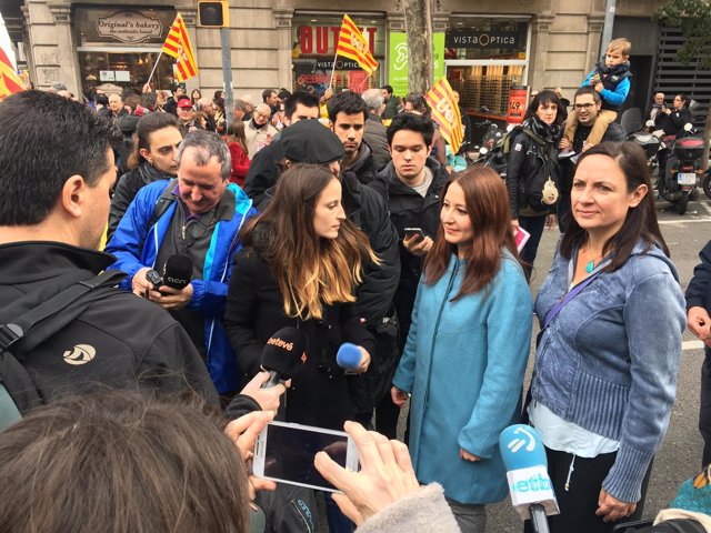 Sonia Sierra y Susana Beltrán (C's) en la manifestación por los refugiados
