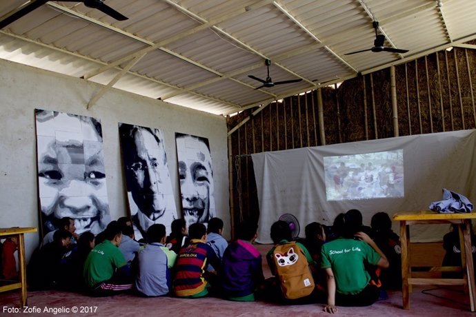 Niños de Tailandia junto con el pintor andaluz Emilio Fornieles