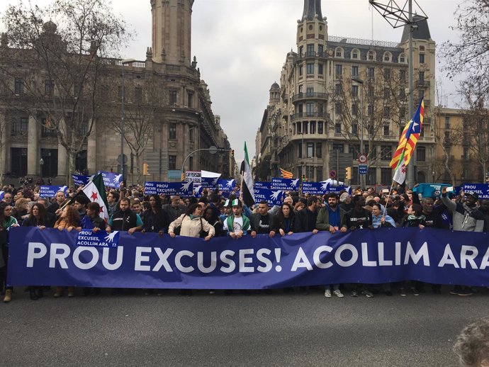 Cabecera de la manifestación a favor de la acogida de refugiados en Barcelona