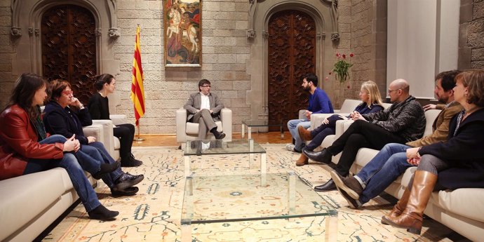 Reunión de Puigdemont y conselelrs con 'Casa nostra, casa vostra'
