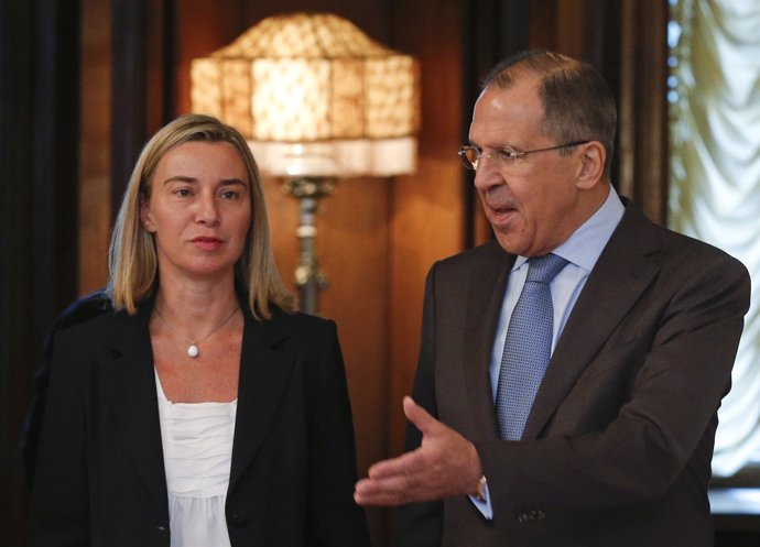 El ministro ruso Sergei Lavrov y la representante de la UE Federica Mogherini