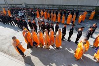 La Policía tailandesa evacua el mayor templo del país para detener a un monje opositor, acusado de fraude