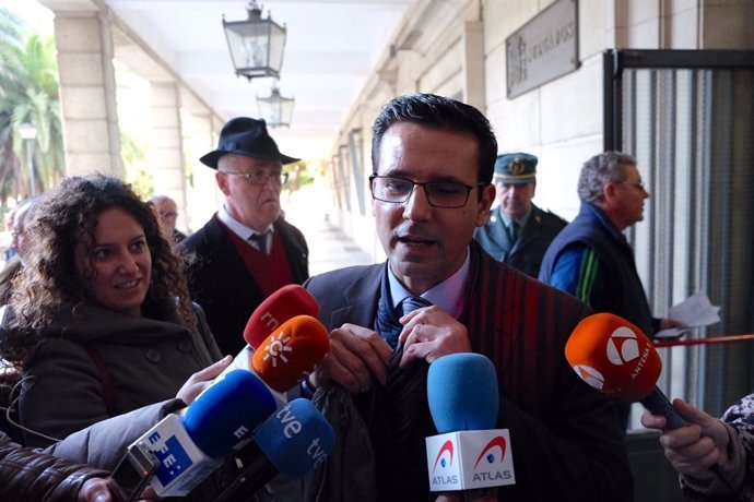 Francisco Cuenca, alcalde de Granada, atiende a los medios al llegar al juzgado