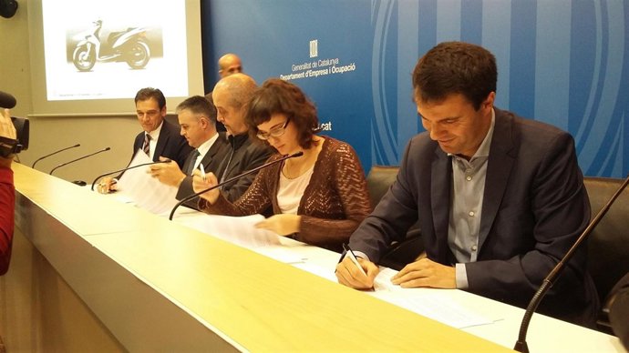 L'conseller F.Puig, la regidor M.Vidal amb Volta, Scutum, Torrot i Rieju