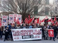 Cerca de 50 personas piden frente a la Delegación de Gobierno que se luche contra la precariedad