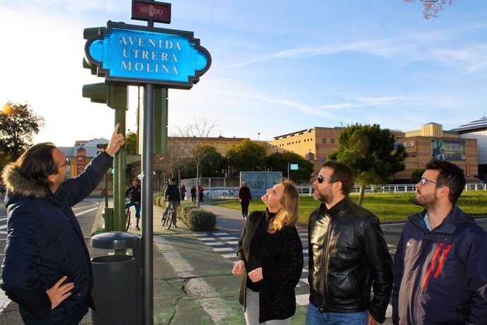 Rótulo de la avenida Utrera Molina de Sevilla