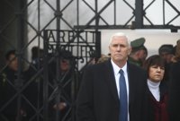 Mike Pence visita el campo de concentración nazi de Dachau
