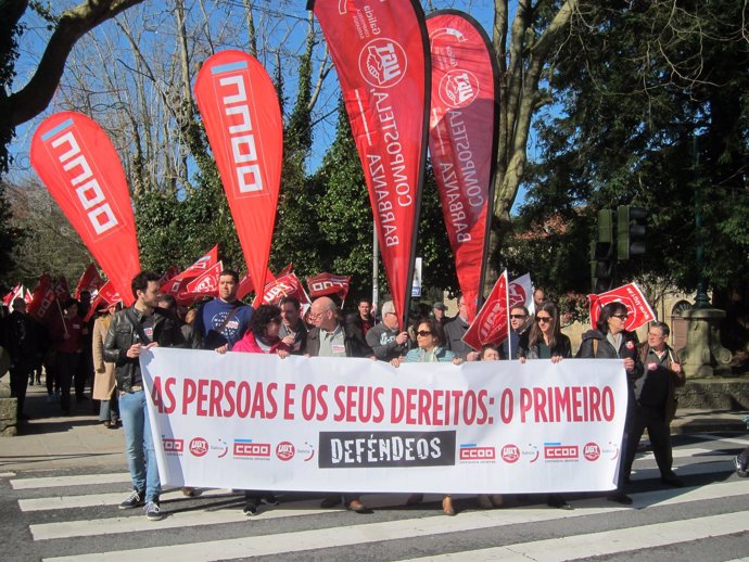 Manifestación en Santiago por "salarios y empleo dignos"