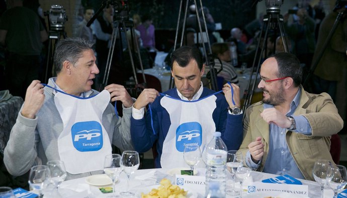 Xavier García Albiol y Fernando Martinez-Maillo (PP) comiendo calçots.