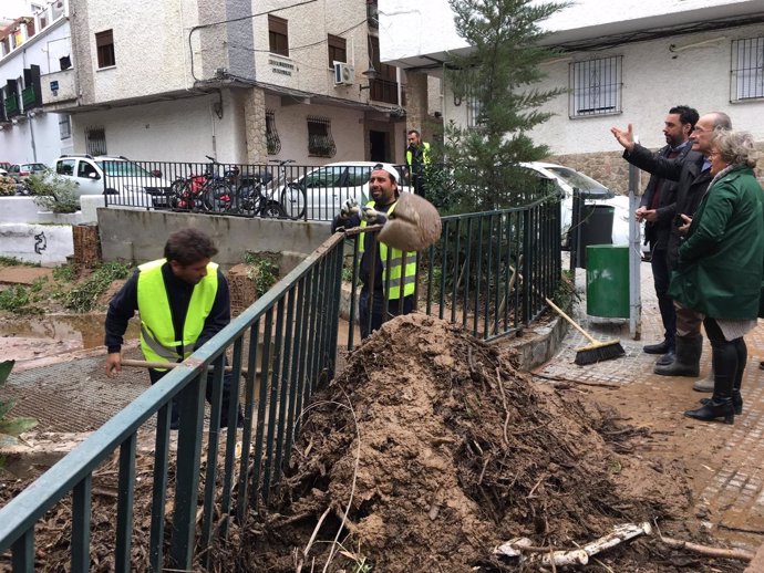 Alcalde raul jimenez teresa porras visitan zonas afectadas lluvias febrero