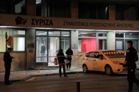 Individuos disfrazados de carnaval atacan con cócteles molotov las oficinas de SYRIZA en el centro de Atenas