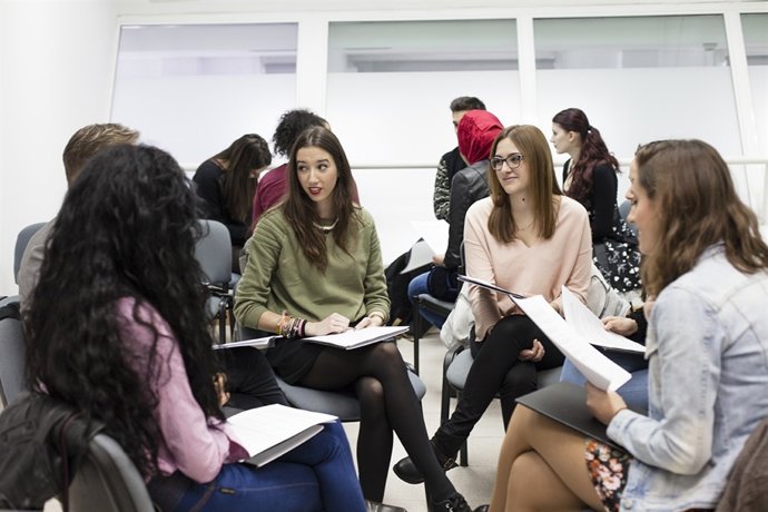 Alumnas durante un taller sobre moda