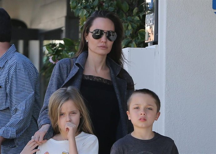Angelina Jolie y los mellizos Knox y Vivienne/ Cordon Press