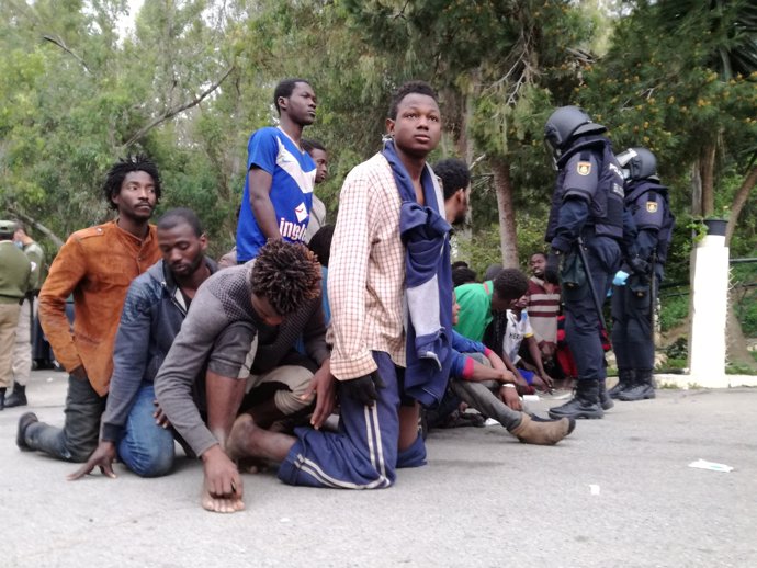 Immigrants arriben a Ceuta aquest divendres després de l'últim salt a la tanca
