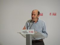 Rubalcaba cree que la campaña de primarias del PSOE ha empezado "un poco pronto" y no sabe si apoyará a algún candidato