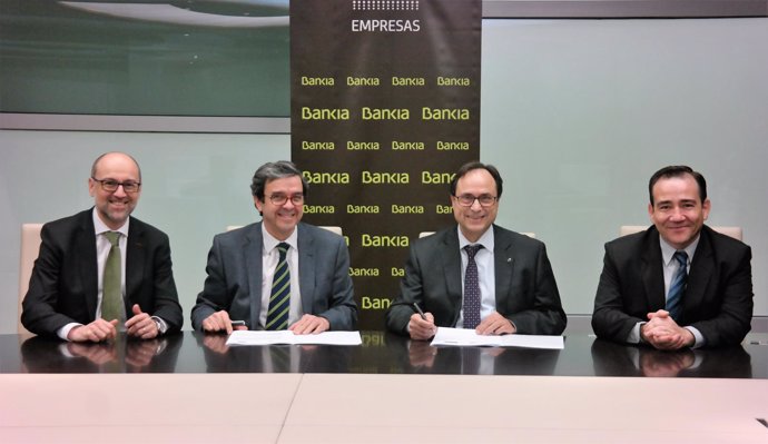 Firma del acuerdo entre Bankia y el IVF