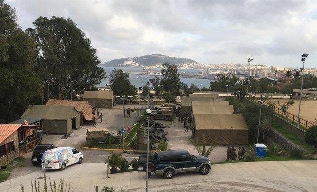 Instalan tiendas y una cocina de campaña militares para acoger a los últimos 356