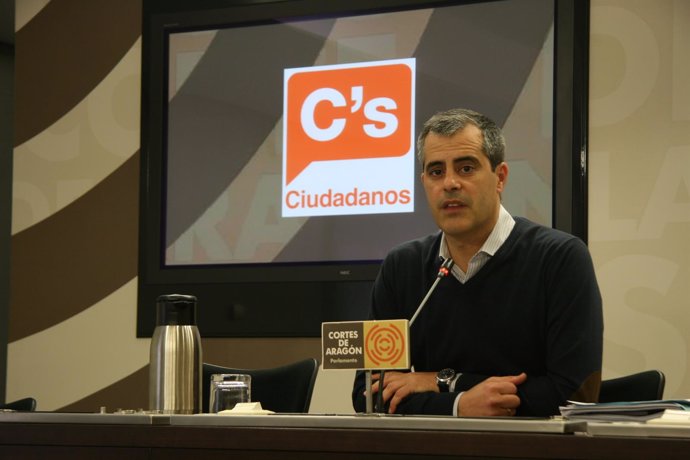 El portavoz de Hacienda de Cs, Javier Martínez, pide la comparecencia de Gimeno.