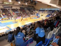 120 niños mallorquines vinculados al programa CaixaProinfancia disfrutan de un partido de básquet en directo 