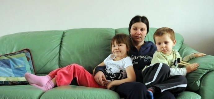 Una madre con sus dos hijos