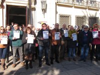 Un centenar de personas se concentra en Badajoz para reclamar un empleo y salarios "dignos" y contra la "precariedad"