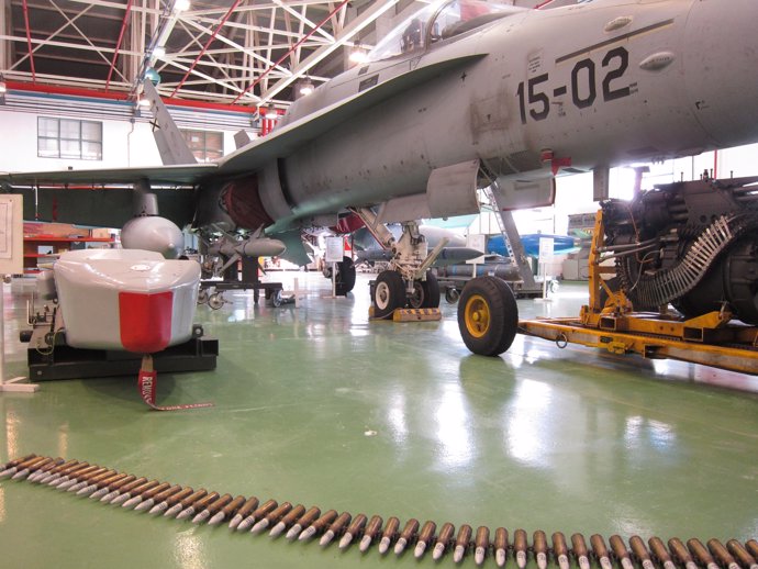 Exposición de armamento y un caza F-18 del Ala 15 en la Base Aérea de Zaragoza