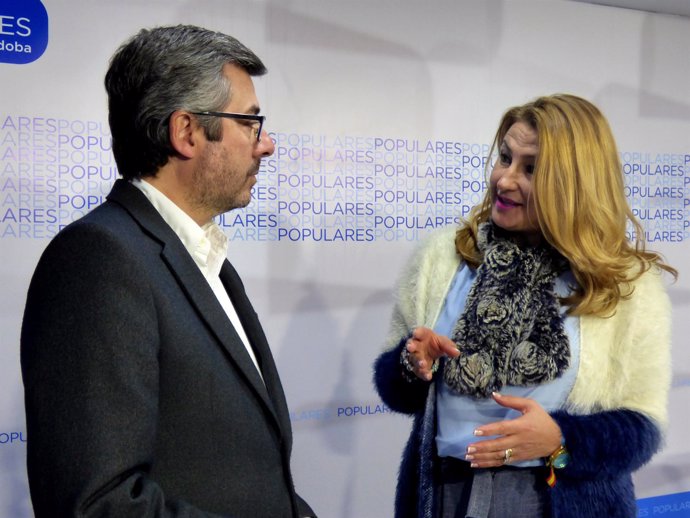 Isabel Cabezas habla con Miguel Ángel Torrico en la sede del PP de Córdoba