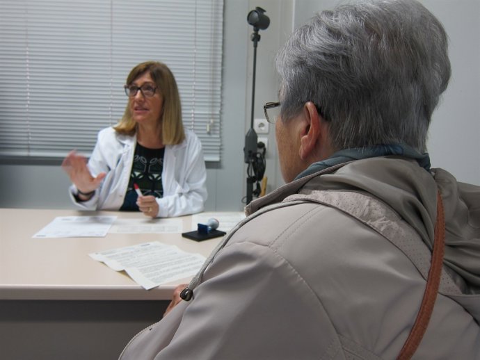 Ambulatori, metge, atenció primària, CAP, consulta, anciana