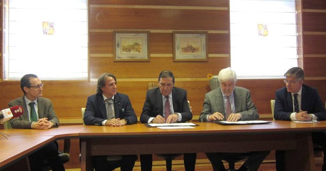 Firma del convenio enter la Consejería de Sanidad de CyL y la SEC