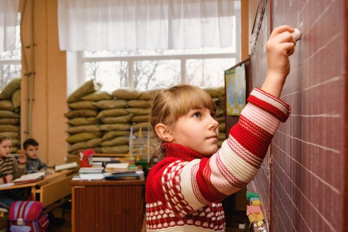 Niños ucranianos estudiando en escuelas preparadas para bombardeos