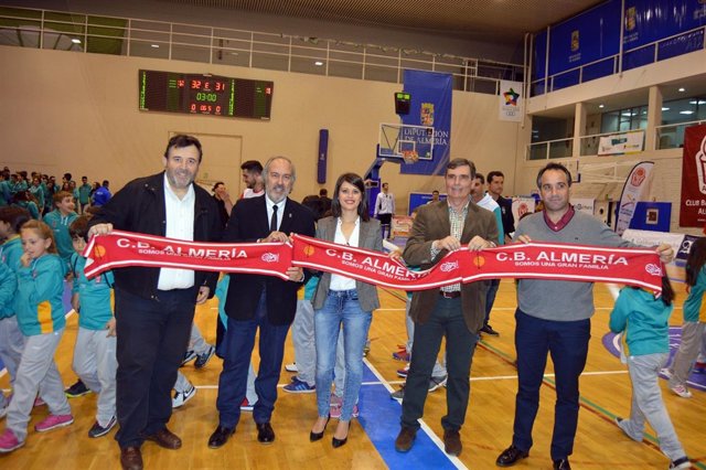 La diputada de Deportes ha participado en la presentación del CB Almería.