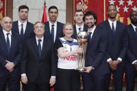 Comunidad y Ayuntamiento reciben a un Real Madrid "único, mágico y valiente"