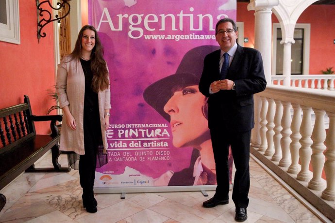 El presidente de Fundación Cajasol junto a la cantaora Argentina