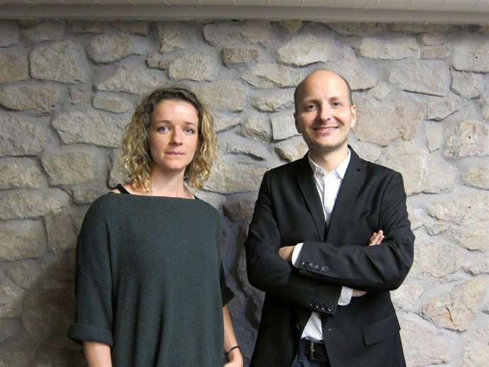 Los investigadores Anna Labernadie y Xavier Trepat del Ibec