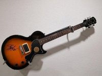 A subasta una veintena de guitarras firmadas por Jon Bon Jovi, Angus Young, Keith Richards, Slash y más músicos