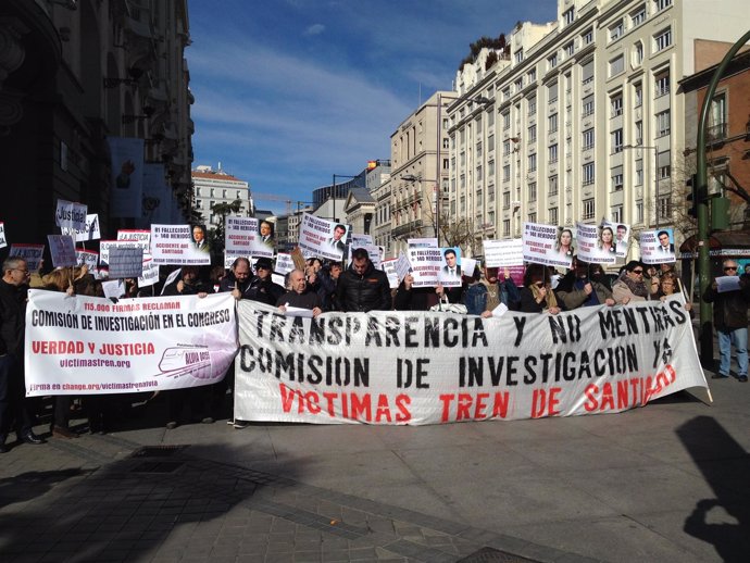 Plataforma de Víctimas del Alvia frente al Congreso