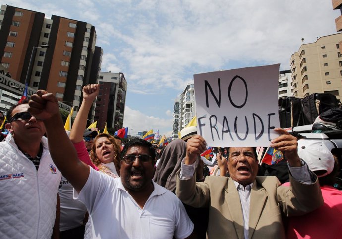 Seguidores de la oposición protestan en Quito tras las elecciones