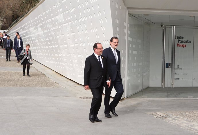Holande y Rajoy entrando en el Centre Pompidou de Málaga 