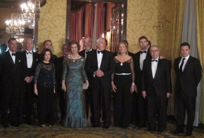 La Reina Sofía y la vicepta.S.Sáenz de Santamaría con representantes del Liceu