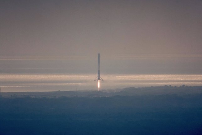 Regreso a la Tierra de la primera etapa de un cohete Falcon 9