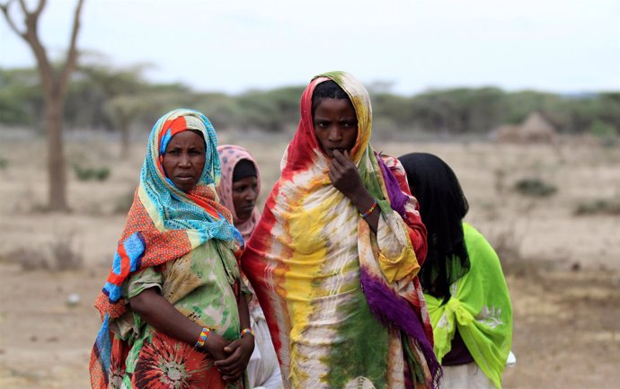 Un grupo de mujeres espera para recibir asistencia alimentaria en Etiopía.