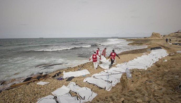 Cadáveres en una playa de Libia tras un naufragio